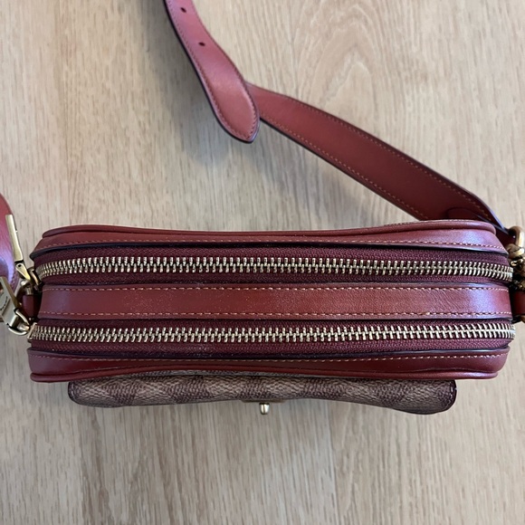 Coach Willow Camera Crossbody In Coated Canvas Signature Tan - Picture 2 of 11